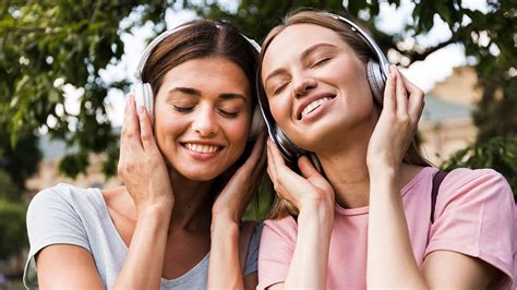 how to listen to music with friends